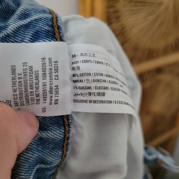 Abercrombie & Fitch High Rise Mom Short Raw Hem Distressed 2/26 Light Wash - Picture 6 of 9